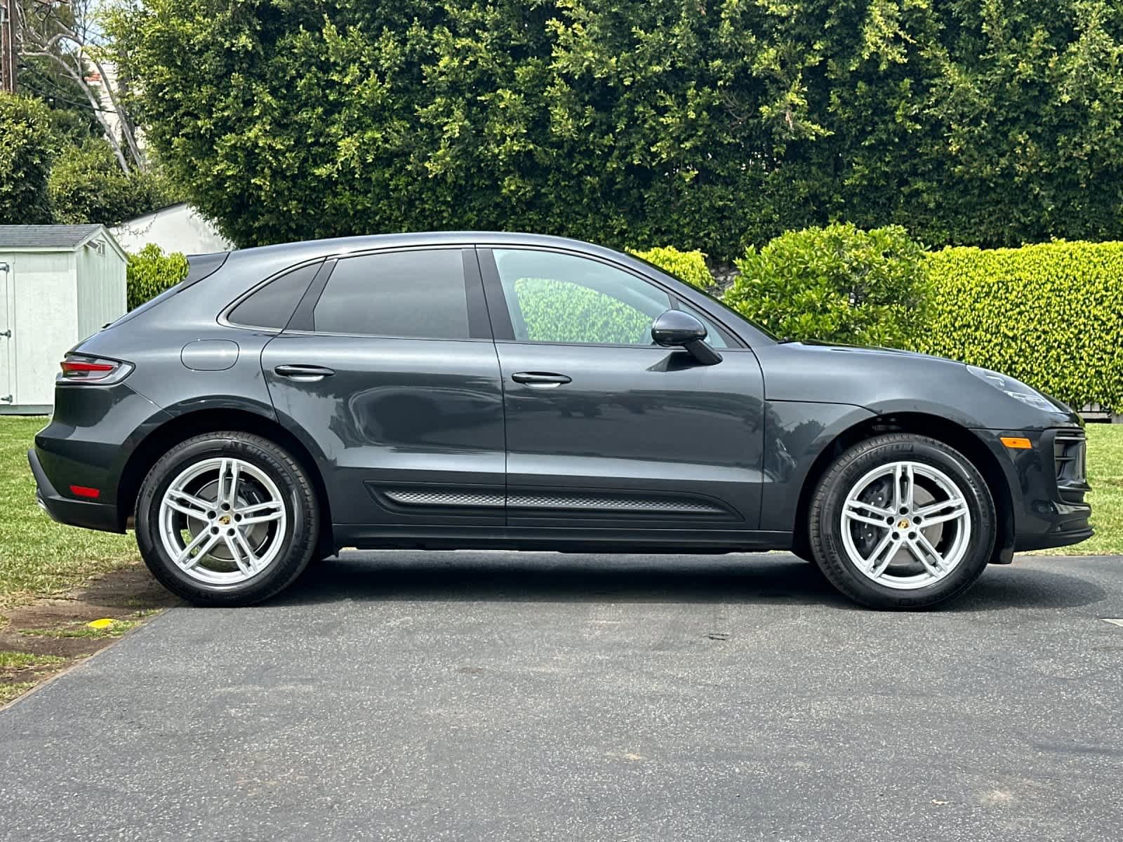Certified 2025 Porsche Macan AWD/4WD image 9