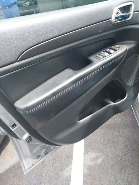 Used 2017 Jeep Grand Cherokee Altitude image 4