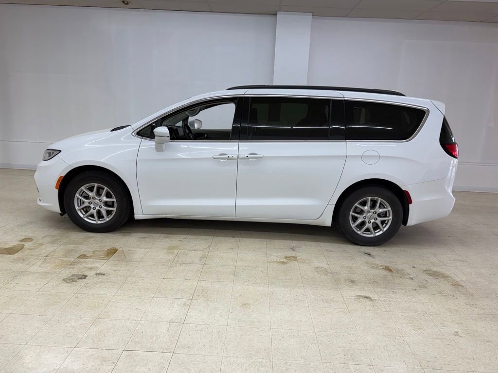 Used 2022 Chrysler Pacifica Touring-L FWD image 2