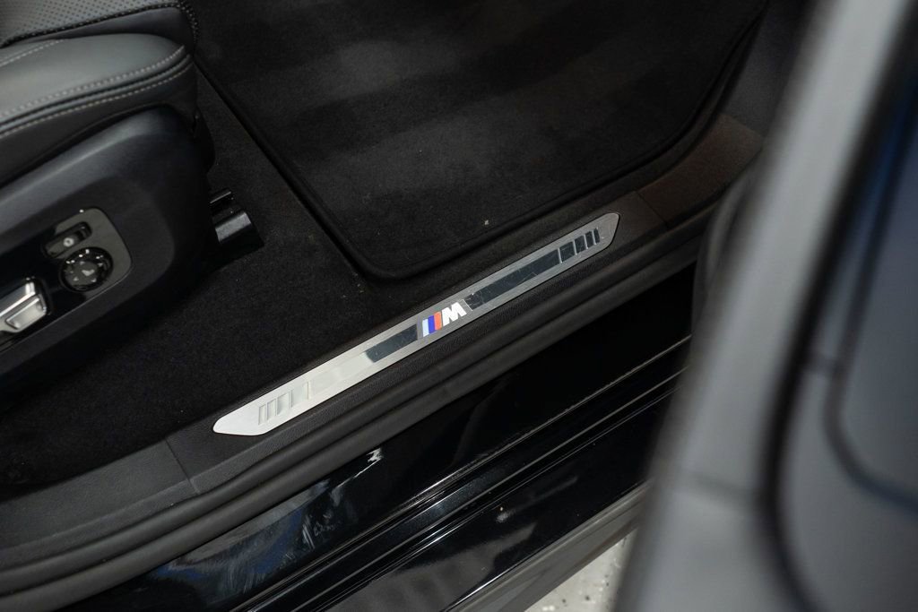 Used 2025 BMW X6 xDrive40i w/ Climate Comfort Package image 12