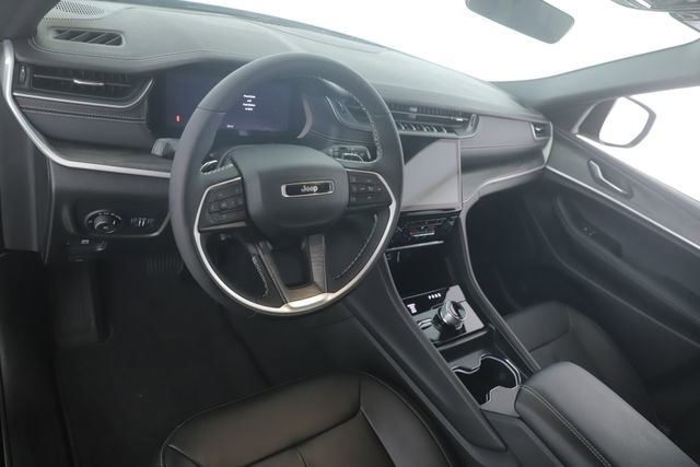 Used 2025 Jeep Grand Cherokee L Limited w/ Black Appearance Package image 17
