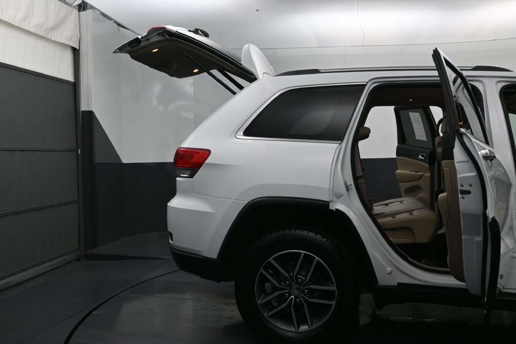 Used 2018 Jeep Grand Cherokee Limited AWD/4WD image 10