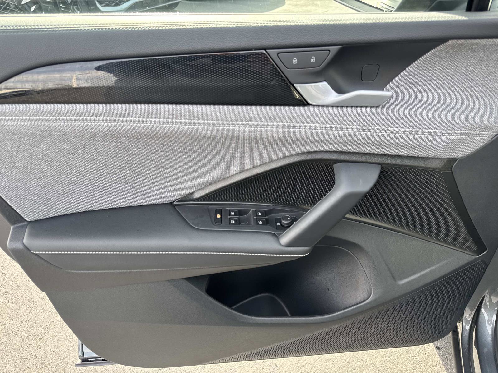 Certified 2025 Volkswagen Tiguan S w/ 18" Wheel Package image 12