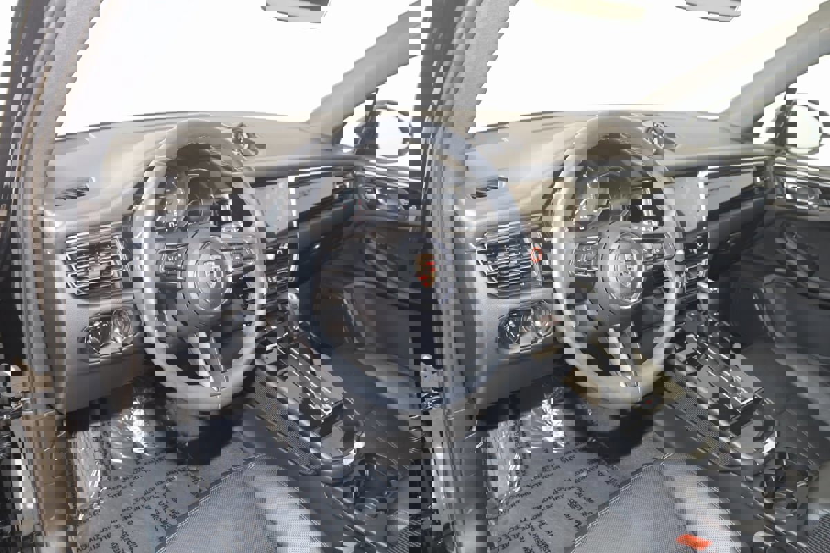 Used 2025 Porsche Macan image 32