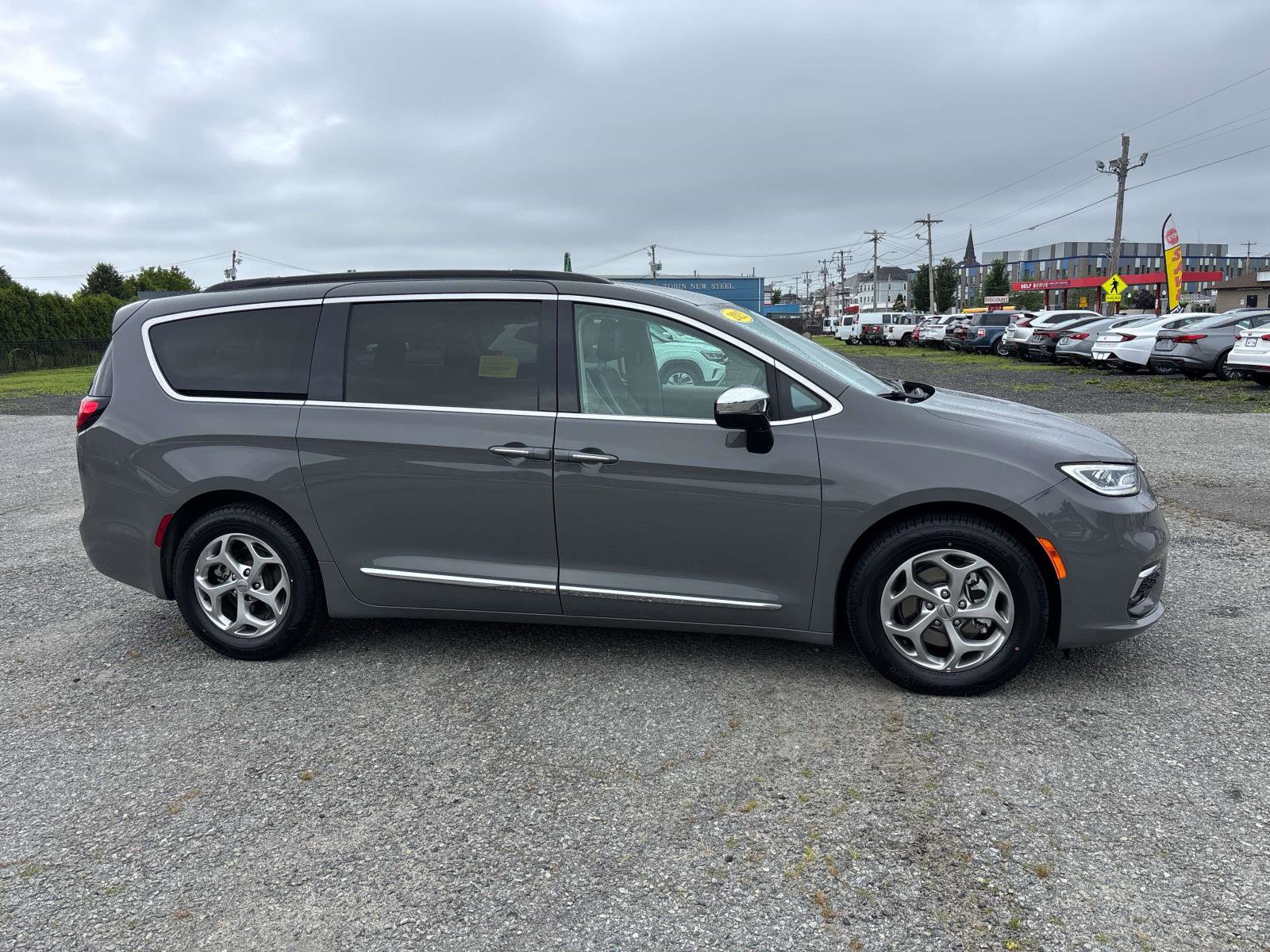 Used 2023 Chrysler Pacifica Limited image 4