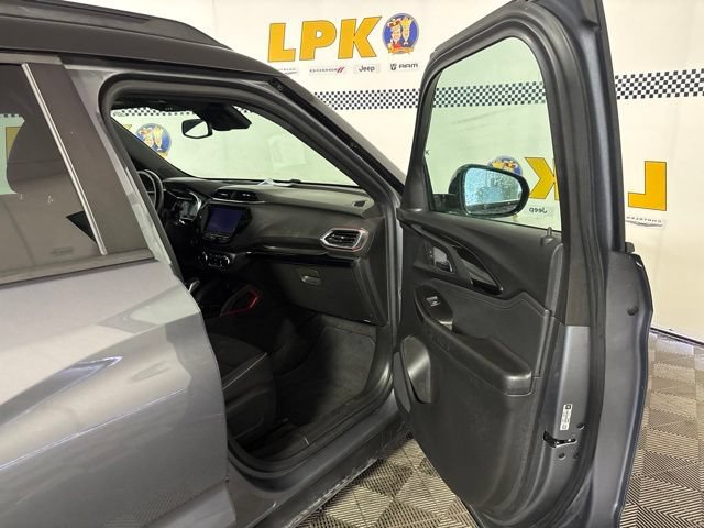 Used 2021 Chevrolet TrailBlazer RS w/ Sun and Liftgate Package FWD image 14