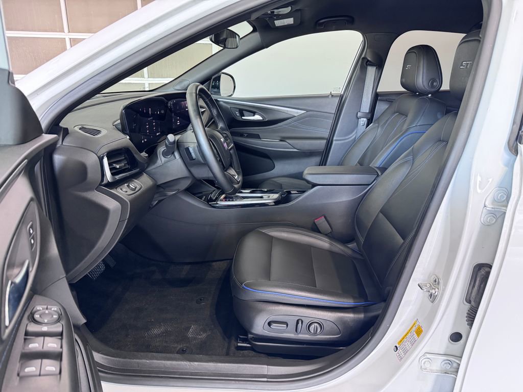 Used 2024 Buick Envista Sport Touring w/ Convenience I Package FWD image 8