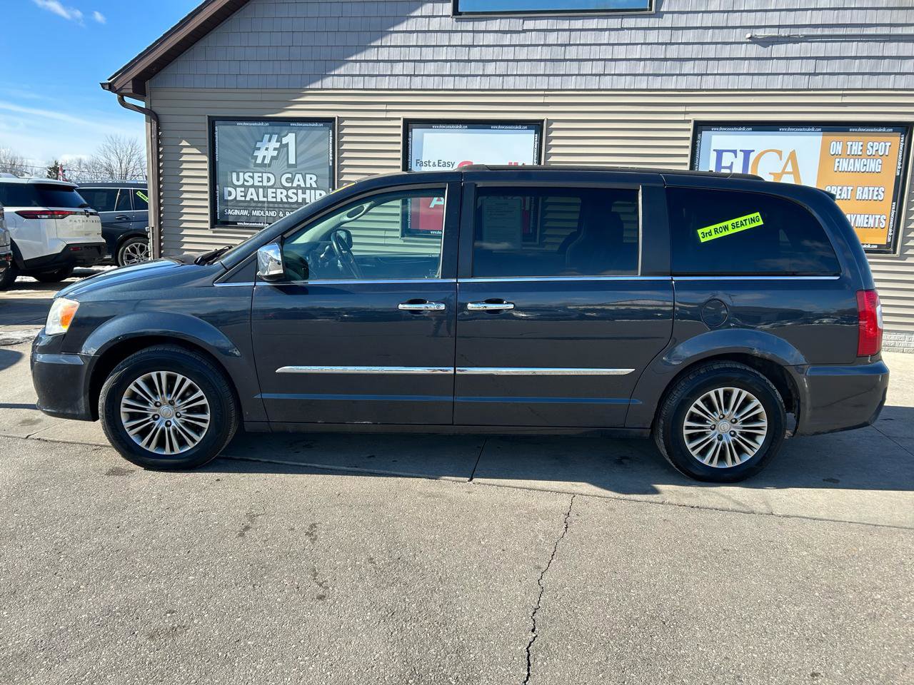 Used 2014 Chrysler Town & Country Touring-L w/ Driver Convenience Group image 8
