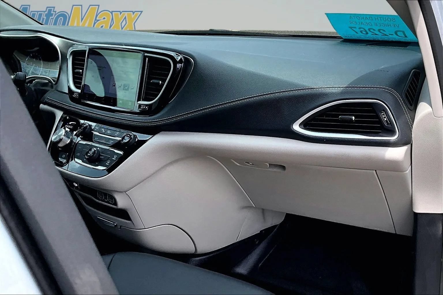 Used 2024 Chrysler Pacifica Touring-L FWD image 24