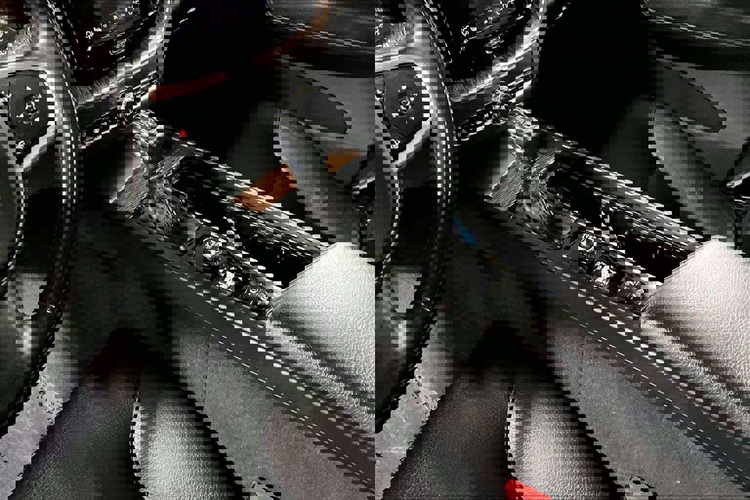 Used 2021 Volvo XC60 T5 Momentum w/ Premium Package AWD/4WD image 17