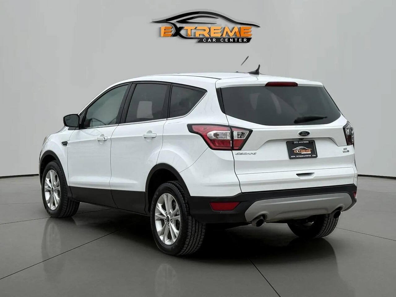Used 2017 Ford Escape SE w/ SE Cold Weather Package AWD/4WD image 4