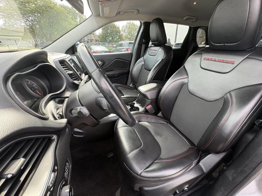 Used 2019 Jeep Cherokee Trailhawk AWD/4WD image 25