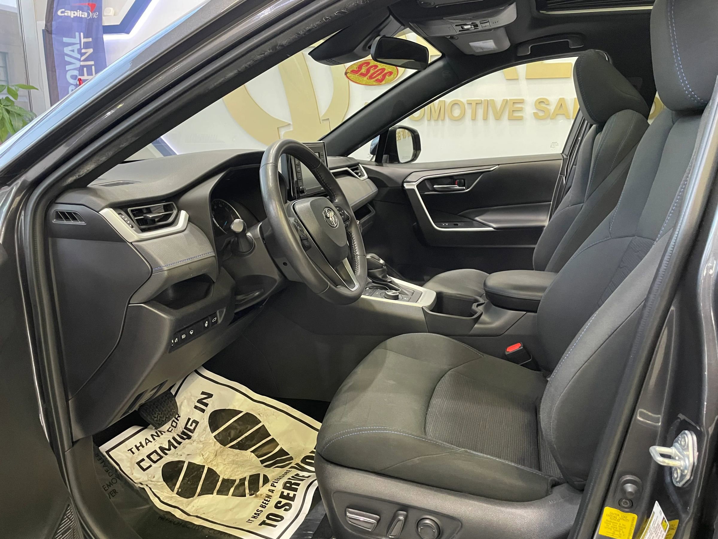 Used 2022 Toyota RAV4 SE w/ Convenience Package image 12