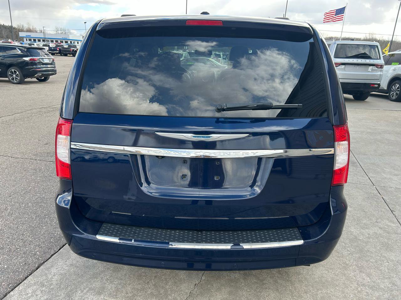 Used 2015 Chrysler Town & Country Touring-L w/ Driver Convenience Group image 6