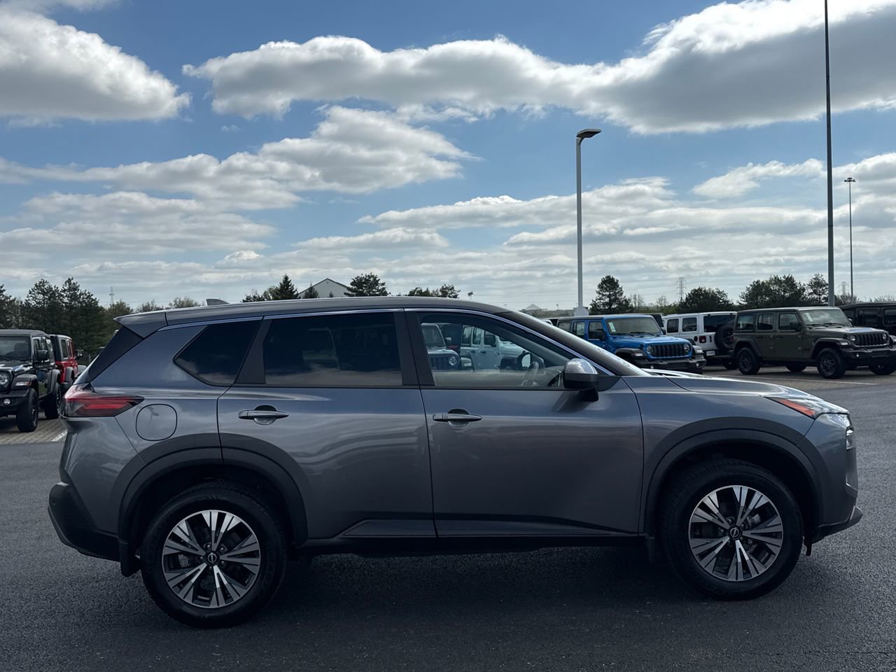 Used 2023 Nissan Rogue SV AWD/4WD image 2