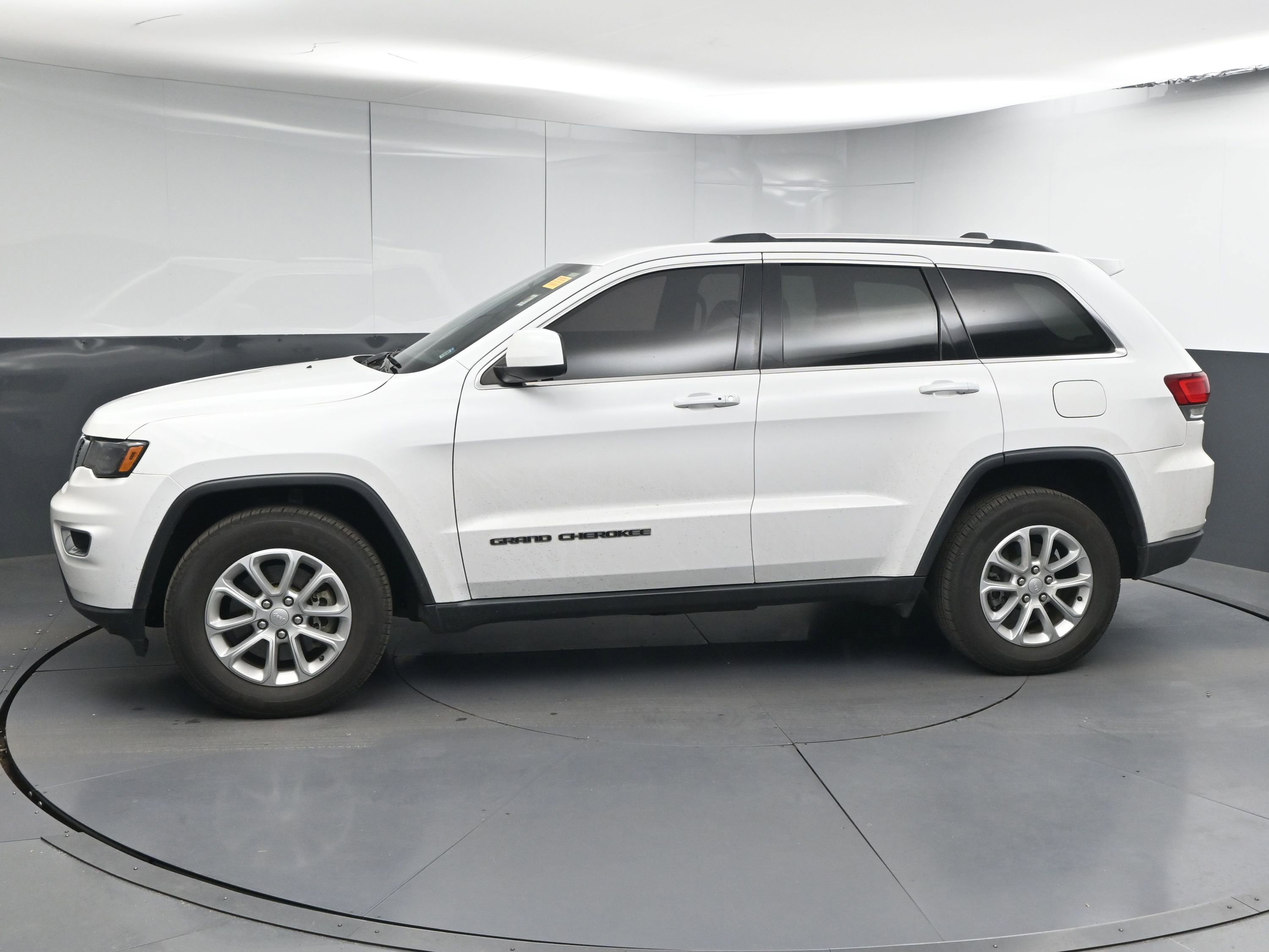 Used 2021 Jeep Grand Cherokee Laredo image 5