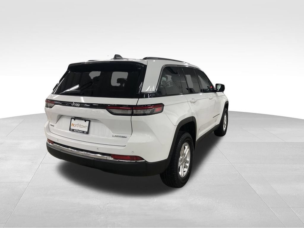 Used 2024 Jeep Grand Cherokee Laredo AWD/4WD image 29