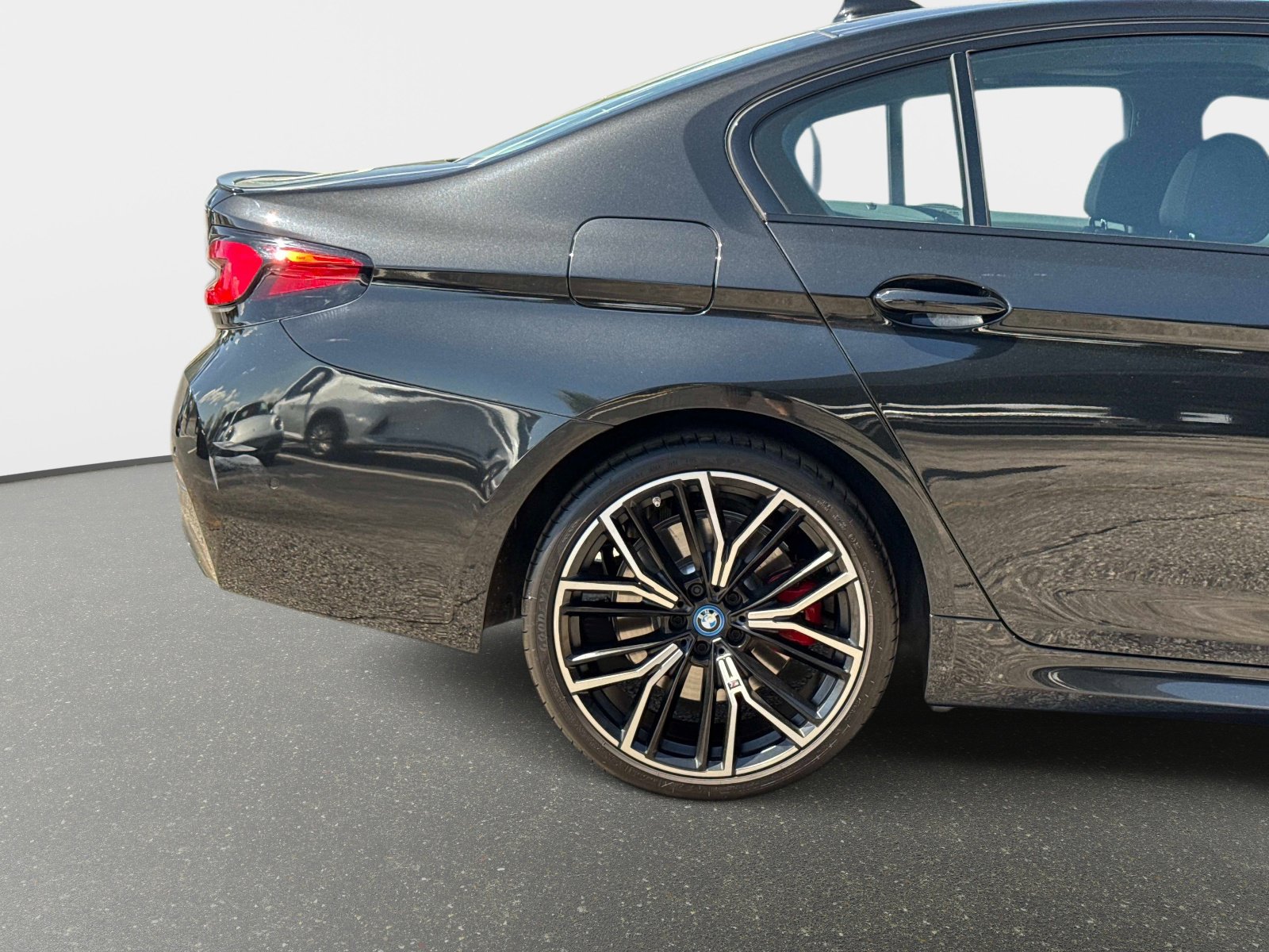 Used 2023 BMW 530e w/ M Sport Package image 19