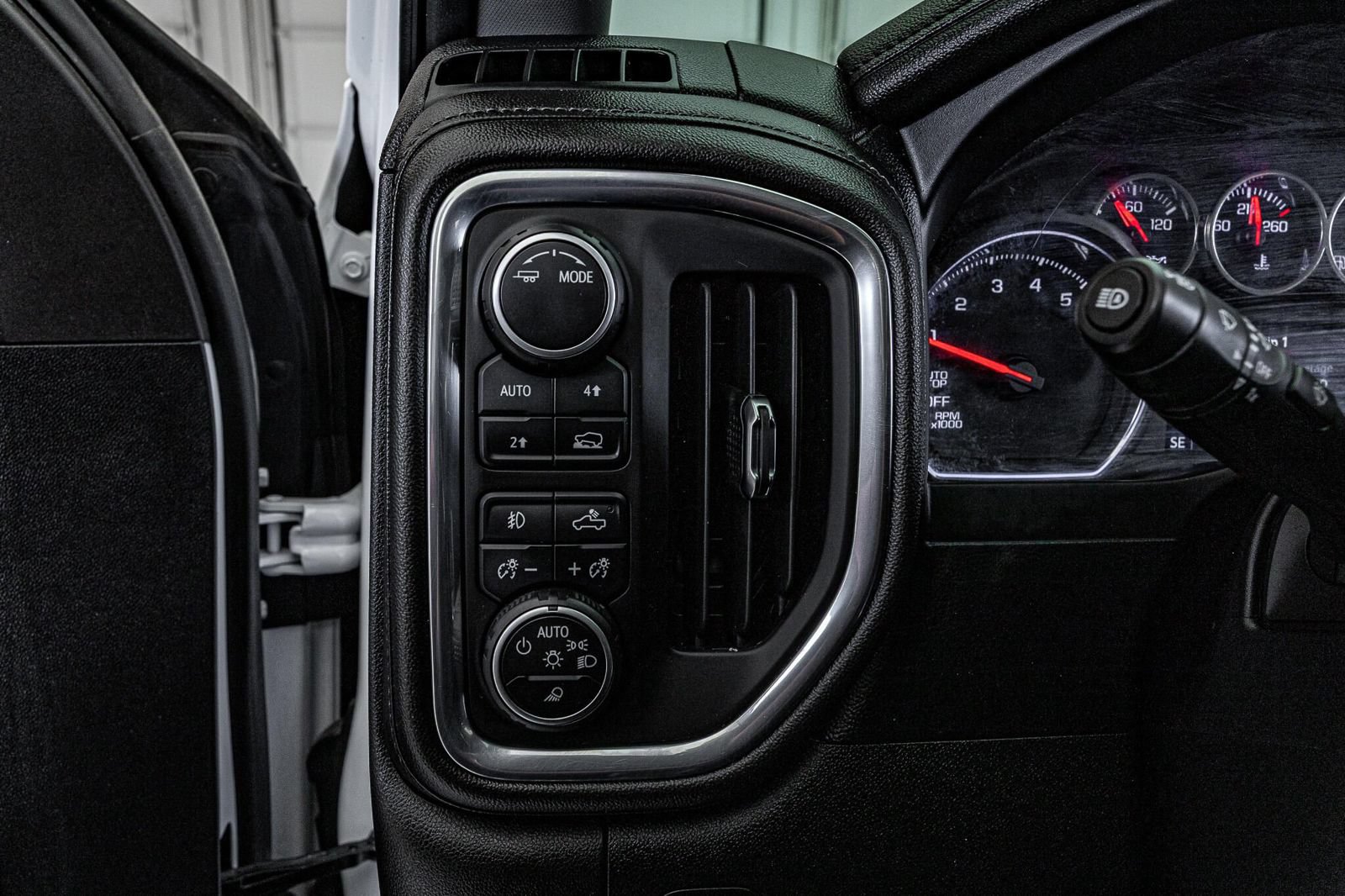 Used 2021 Chevrolet Silverado 1500 LTZ w/ LTZ Premium Package AWD/4WD image 15
