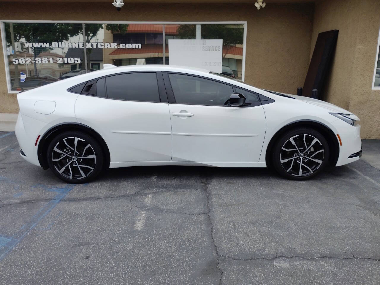 Used 2025 Toyota Prius Plug-In Hybrid FWD image 3