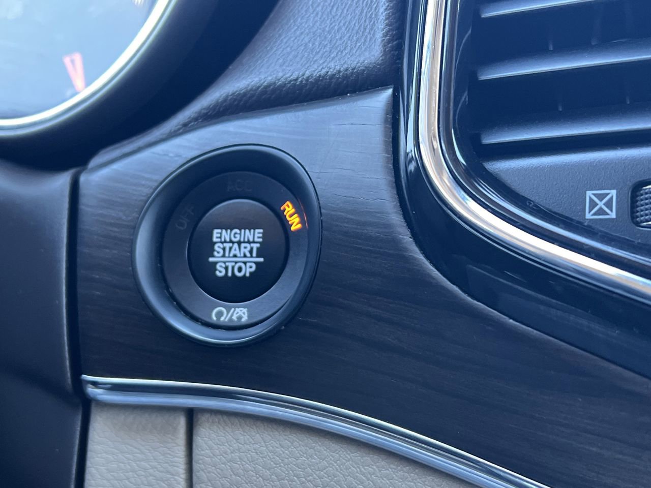 Used 2020 Jeep Grand Cherokee Overland image 18