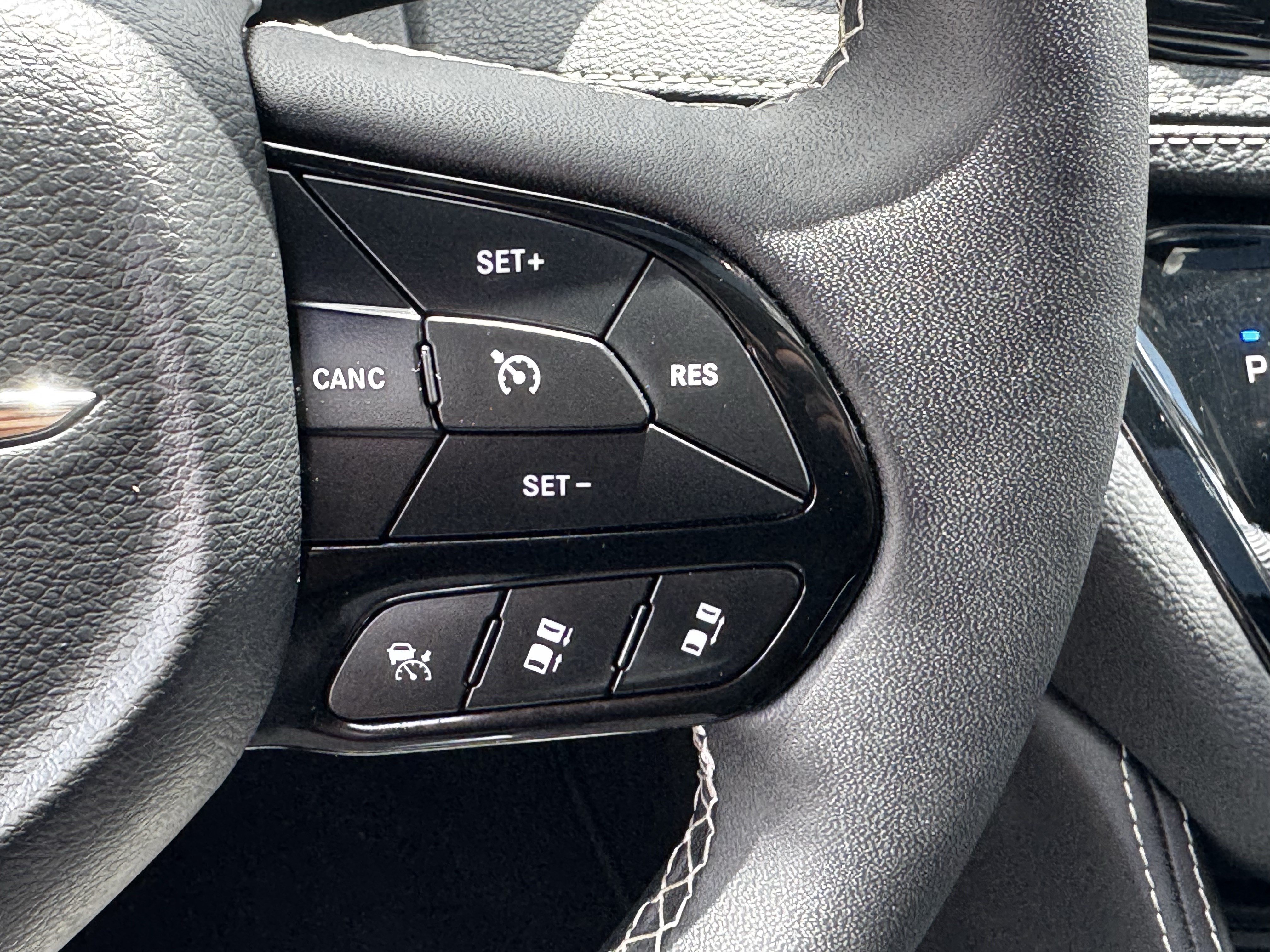 Used 2025 Chrysler Pacifica Limited FWD image 23