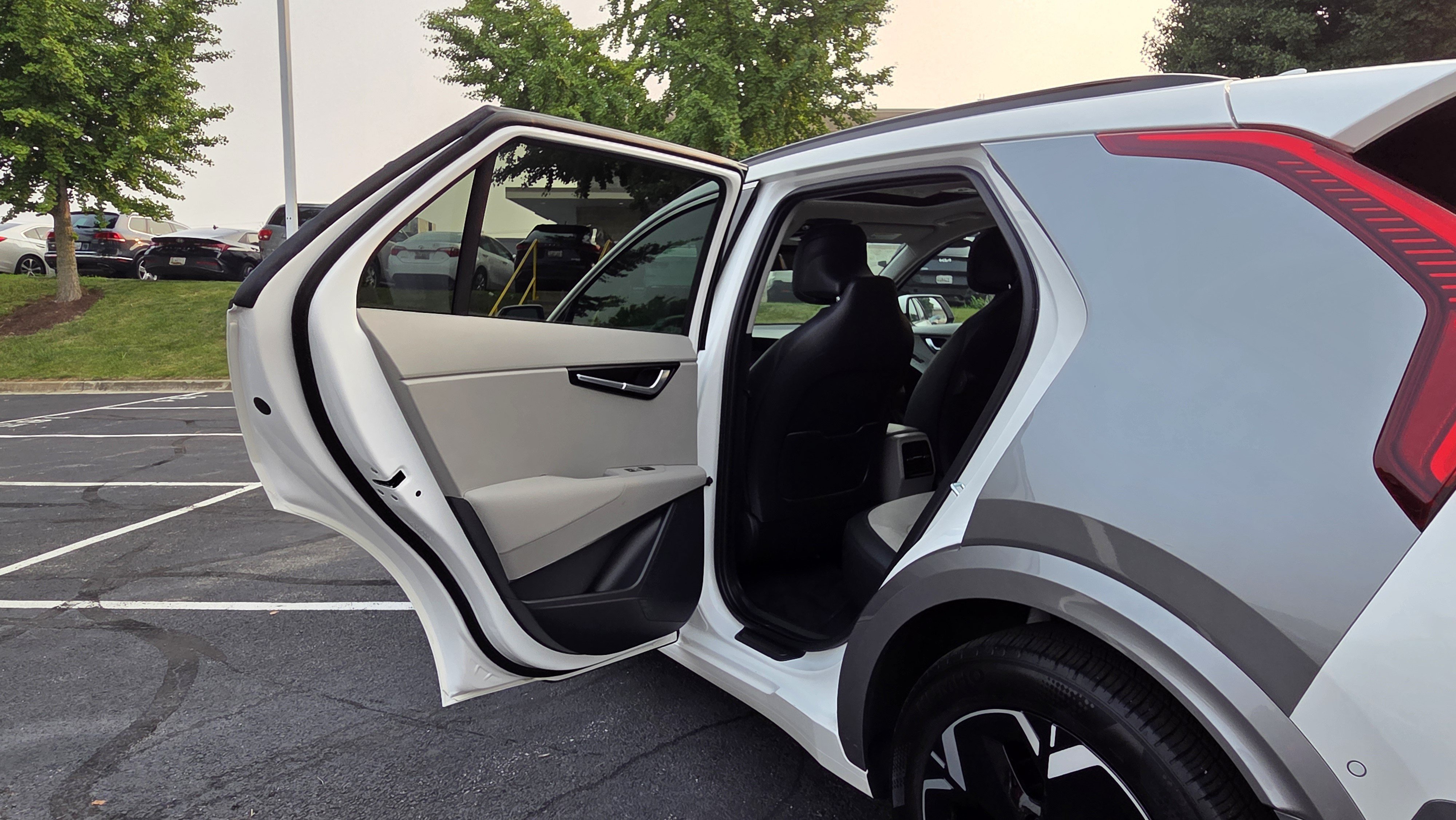 Certified 2024 Kia Niro Wave w/ Wave Preserve Package FWD image 28