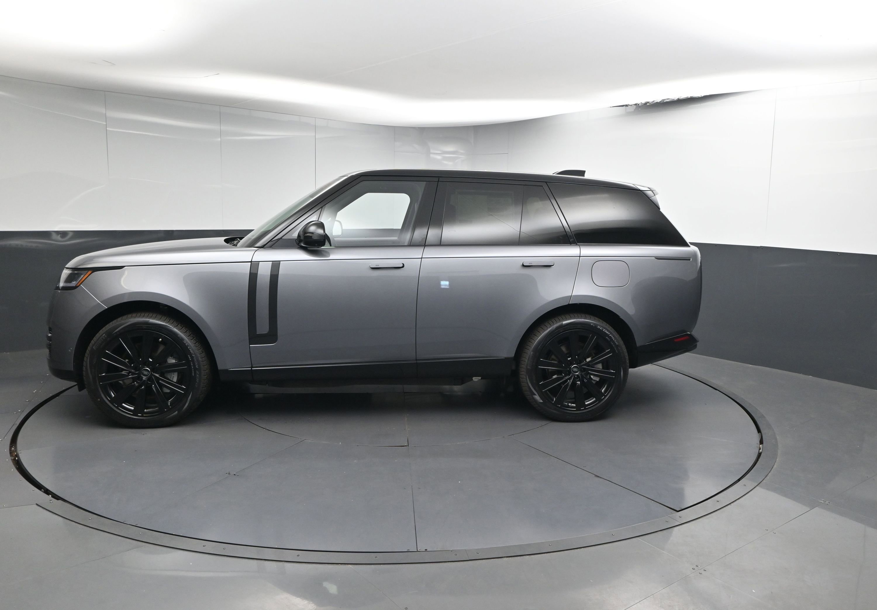 New 2025 Land Rover Range Rover SE image 2