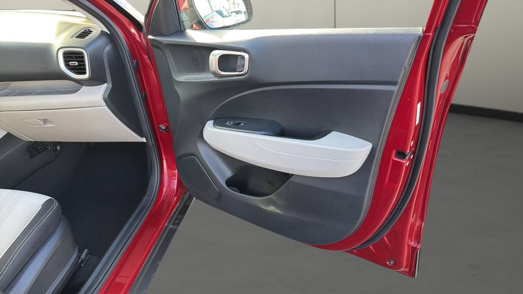 Used 2025 Hyundai Venue SEL FWD image 16