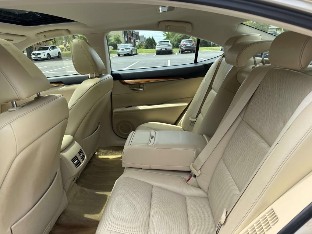 Used 2013 Lexus ES 300h w/ Luxury Pkg FWD image 17