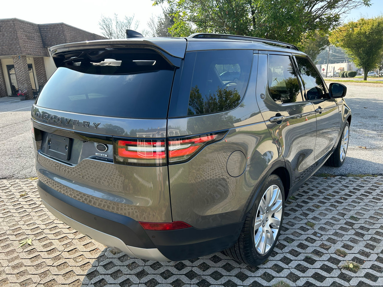 Used 2017 Land Rover Discovery HSE image 5