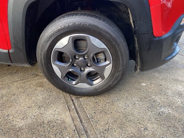 Used 2018 Jeep Renegade Latitude FWD image 23