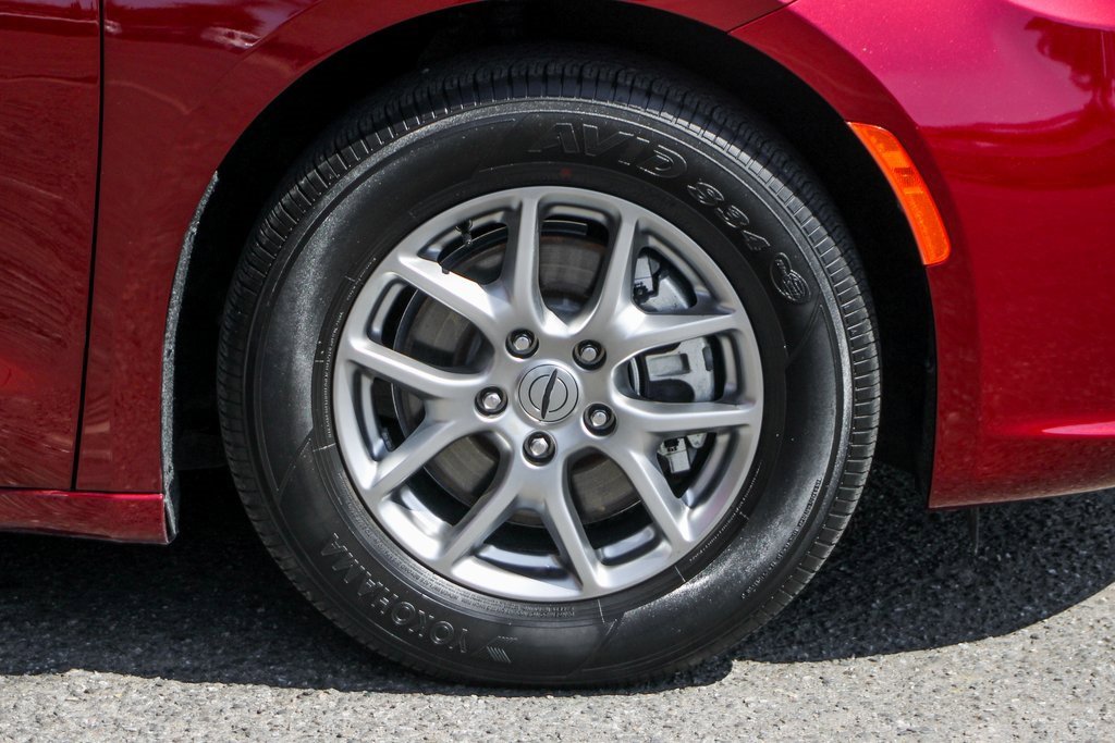 Used 2021 Chrysler Pacifica Touring w/ Uconnect Theater Family Group image 42