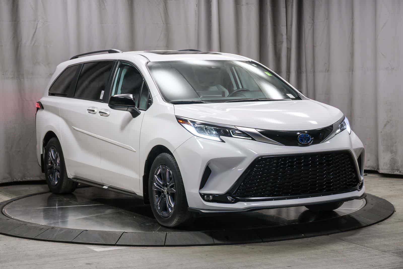 Used 2024 Toyota Sienna XSE w/ XSE Plus Package AWD/4WD image 5