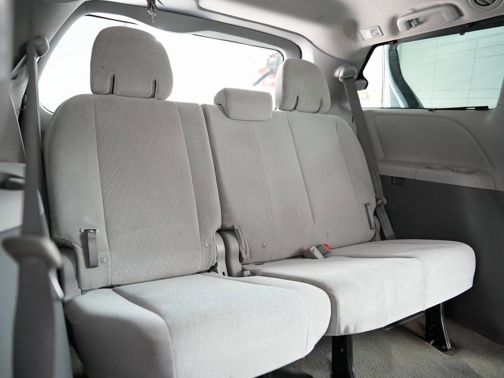 Used 2015 Toyota Sienna LE image 32
