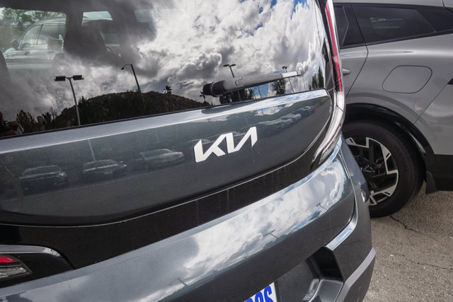 Used 2025 Kia Soul LX w/ LX Technology Package FWD image 13