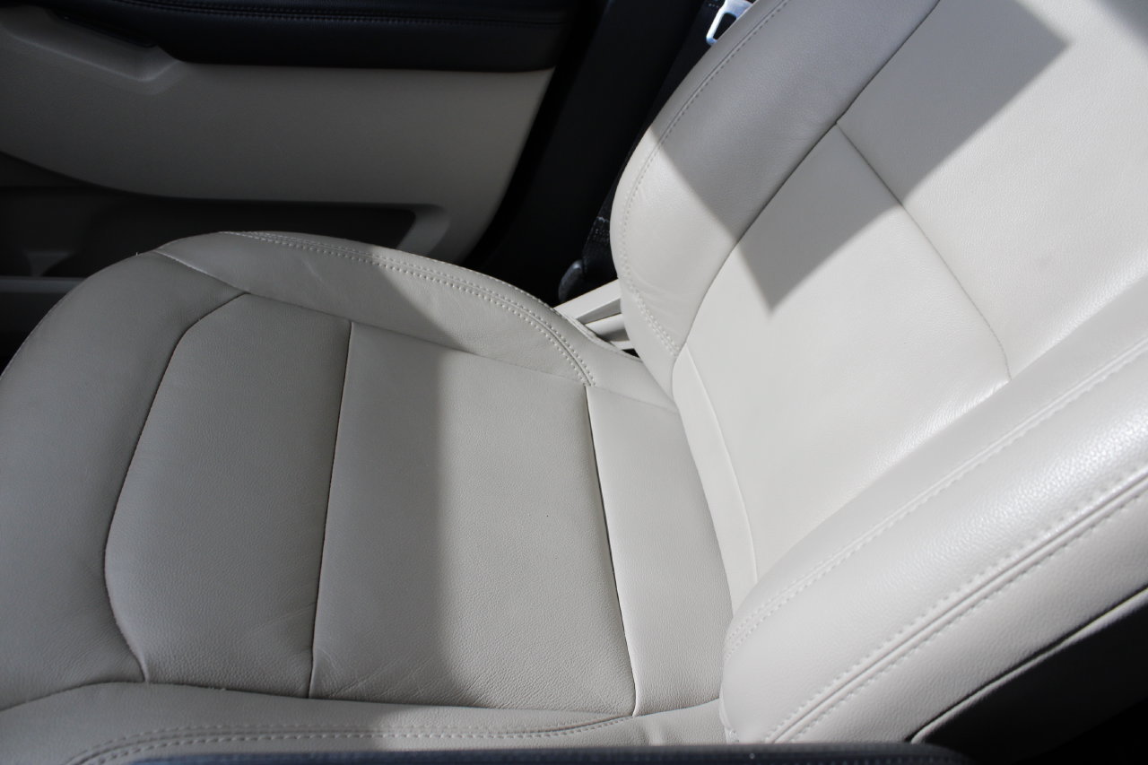 Used 2018 Ford Explorer XLT w/ Equipment Group 202A FWD image 18