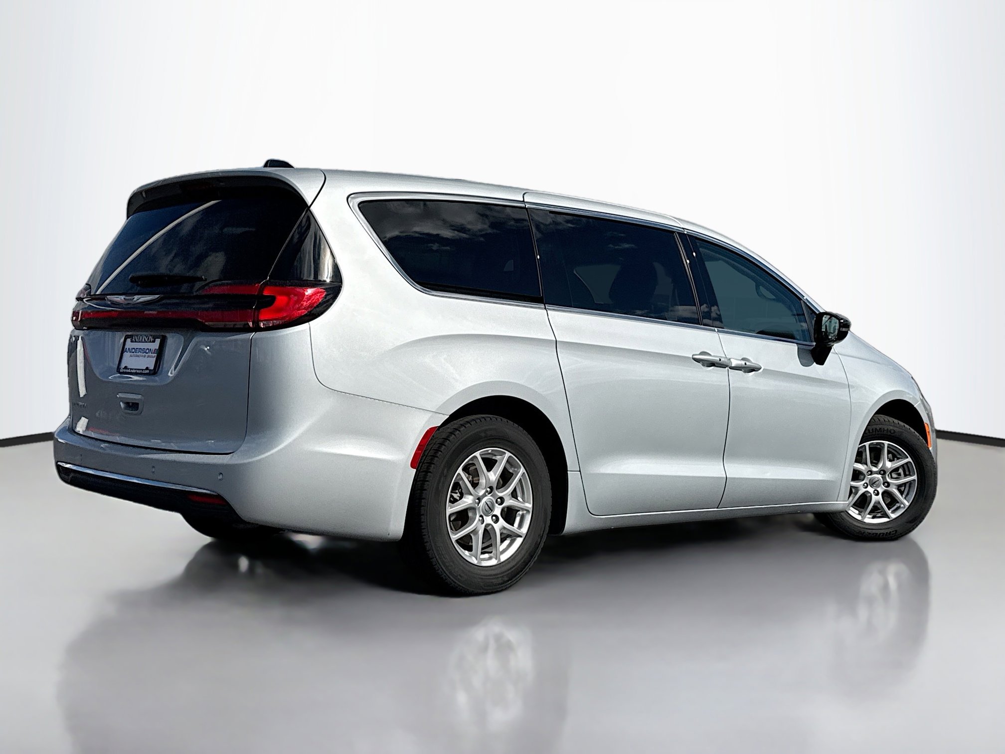 Used 2024 Chrysler Pacifica Touring-L FWD image 2
