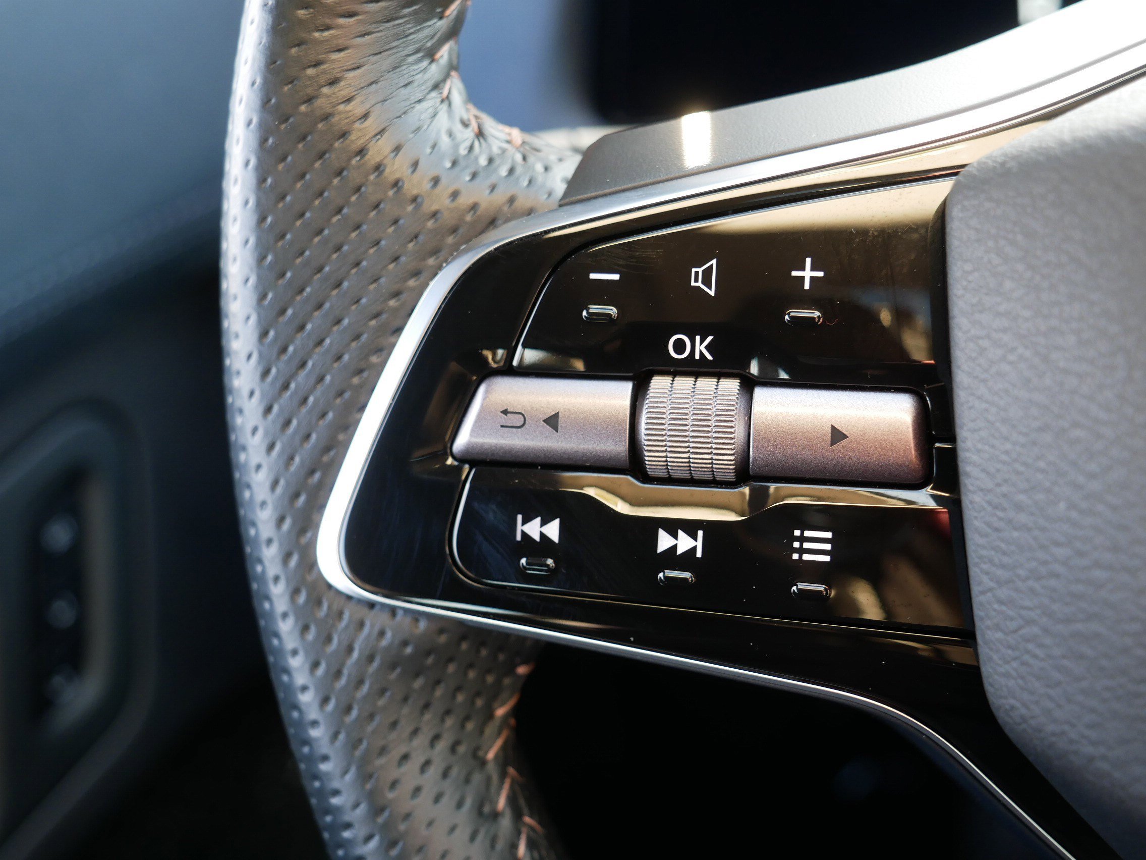 Certified 2024 Nissan Ariya AWD image 28