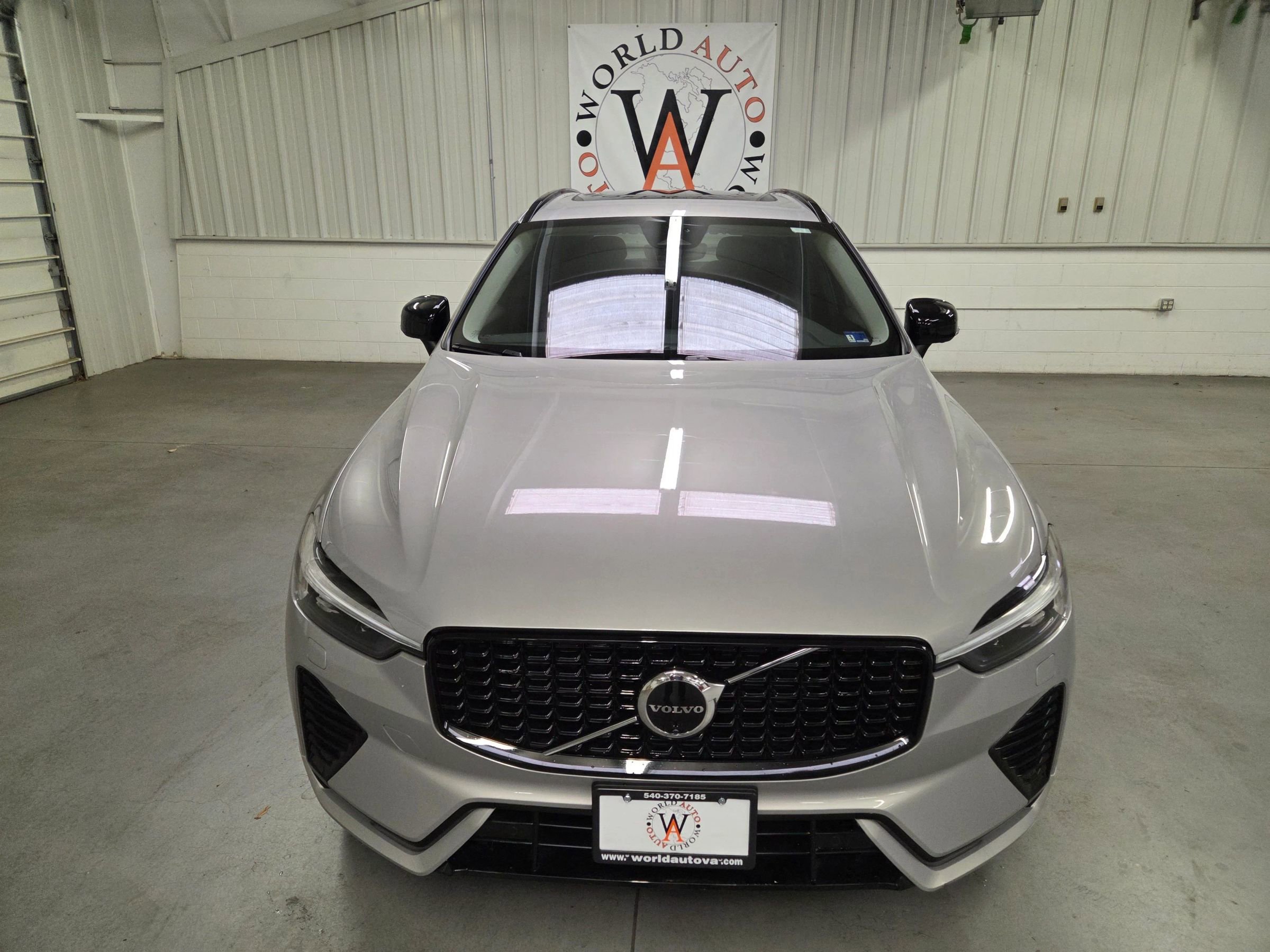 Used 2025 Volvo XC60 B5 Plus image 12