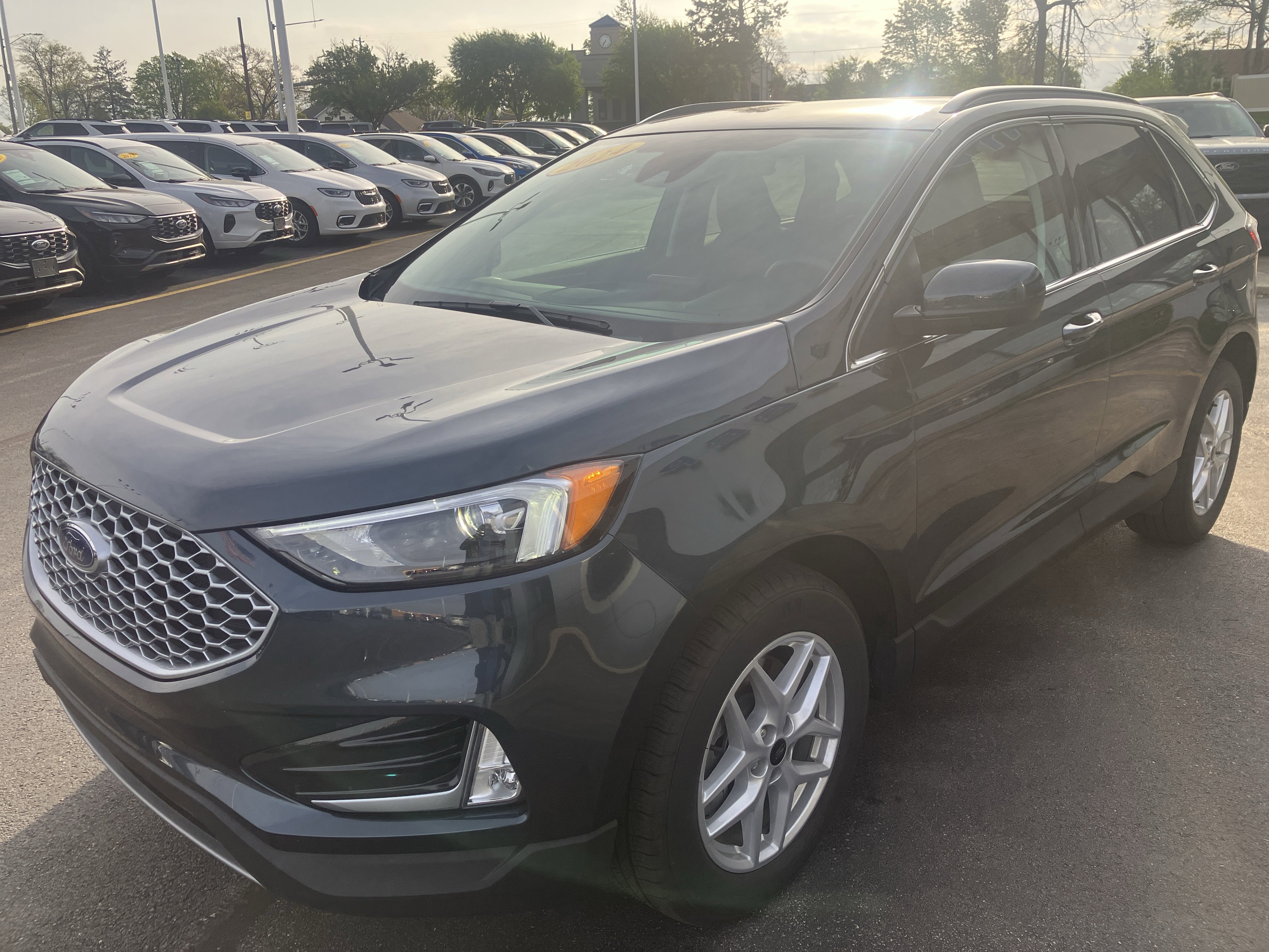 Used 2024 Ford Edge SEL w/ Convenience Package AWD/4WD image 3