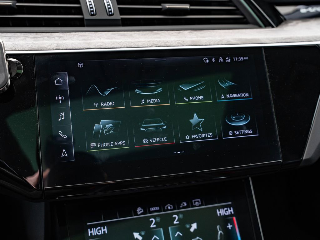 Used 2021 Audi e-tron Premium w/ Convenience Plus Package AWD/4WD image 32