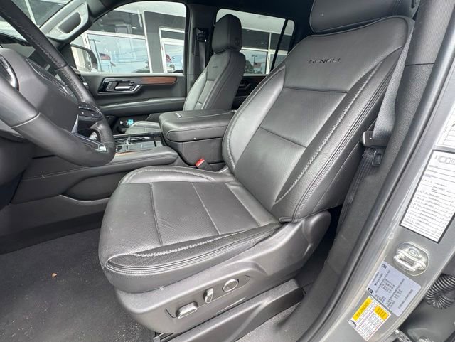 Used 2025 GMC Yukon XL Denali AWD/4WD image 3