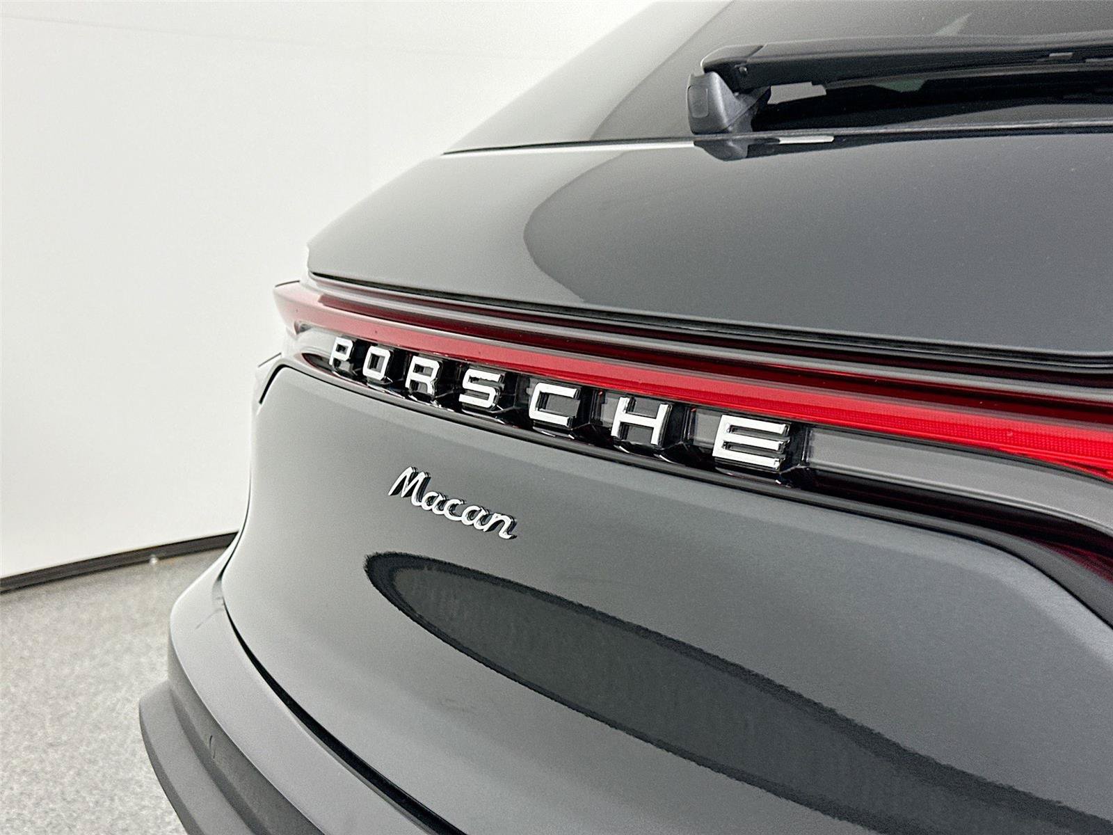 Certified 2025 Porsche Macan AWD/4WD image 17