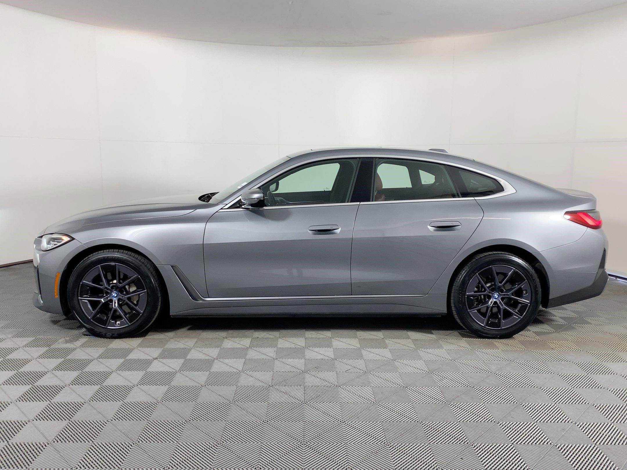 Used 2023 BMW 530i w/ Executive Package image 2