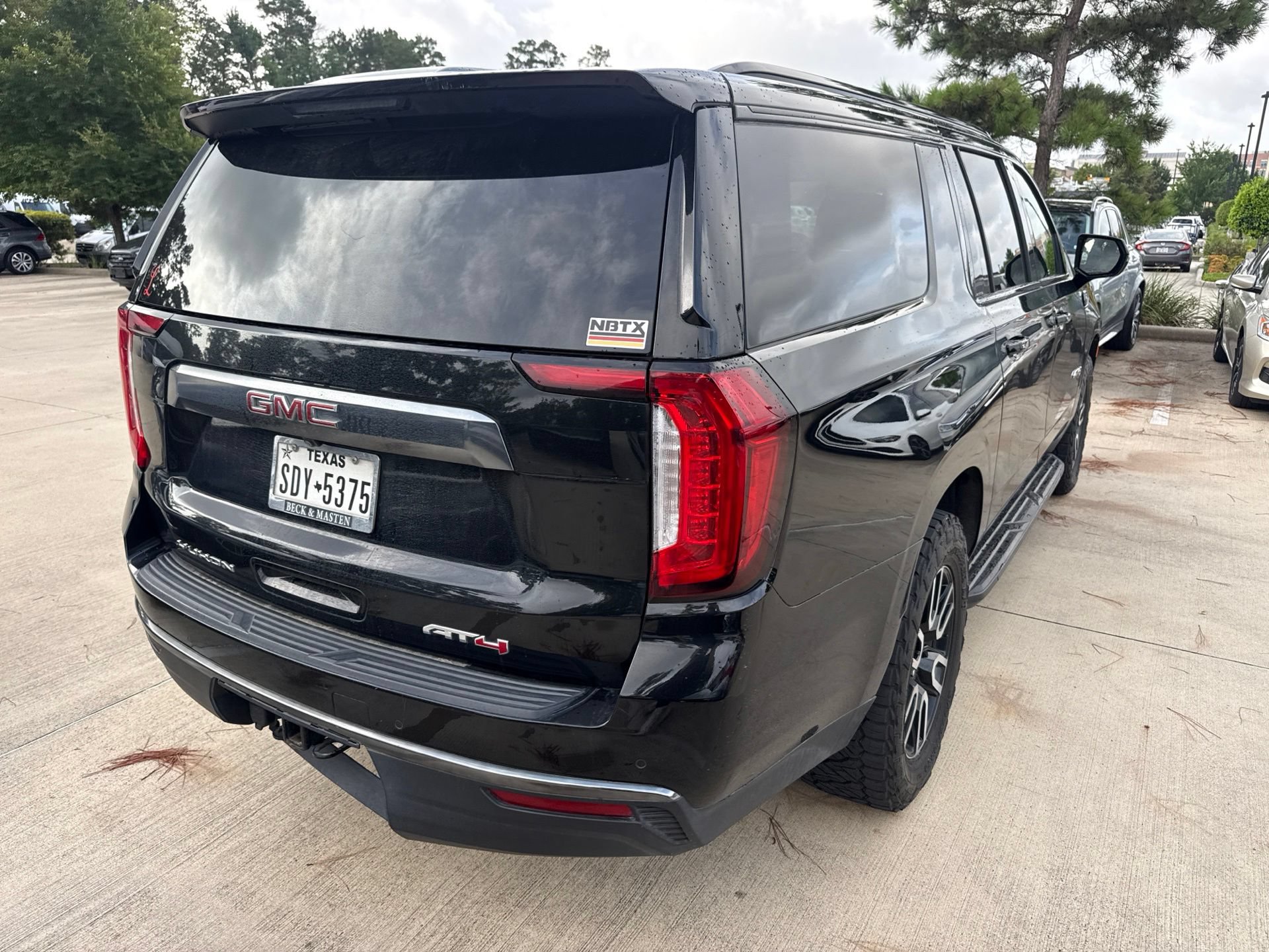 Used 2022 GMC Yukon XL AT4 AWD/4WD image 4