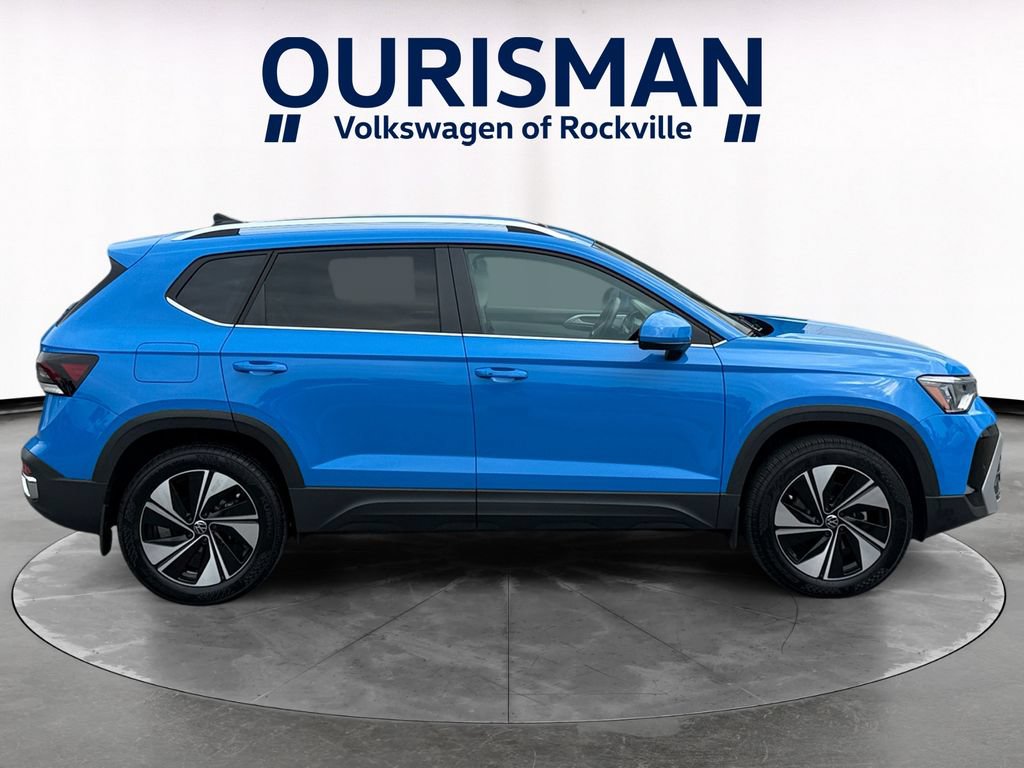 Used 2025 Volkswagen Taos SE w/ Panoramic Sunroof Package AWD/4WD image 7