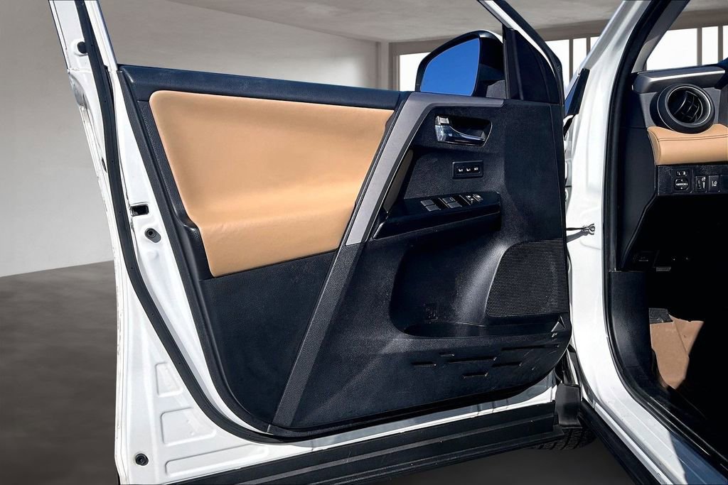 Used 2016 Toyota RAV4 Limited image 19