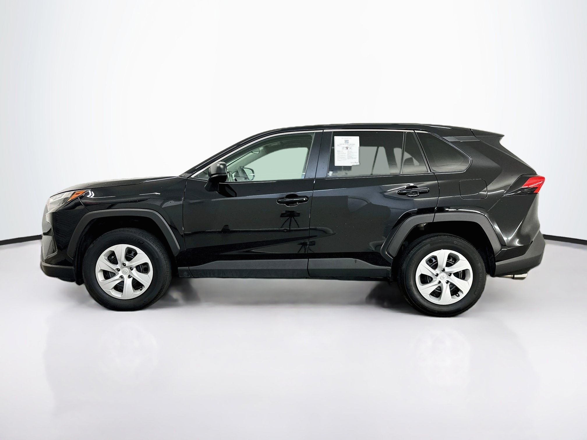 Used 2025 Toyota RAV4 LE AWD/4WD image 4