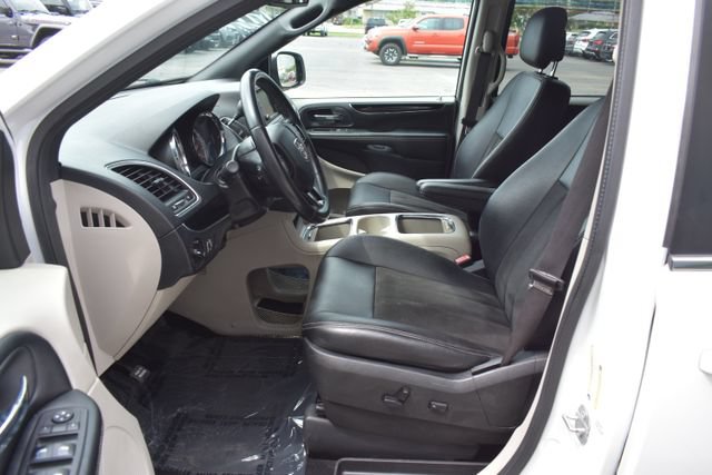 Used 2019 Dodge Grand Caravan SXT FWD image 16